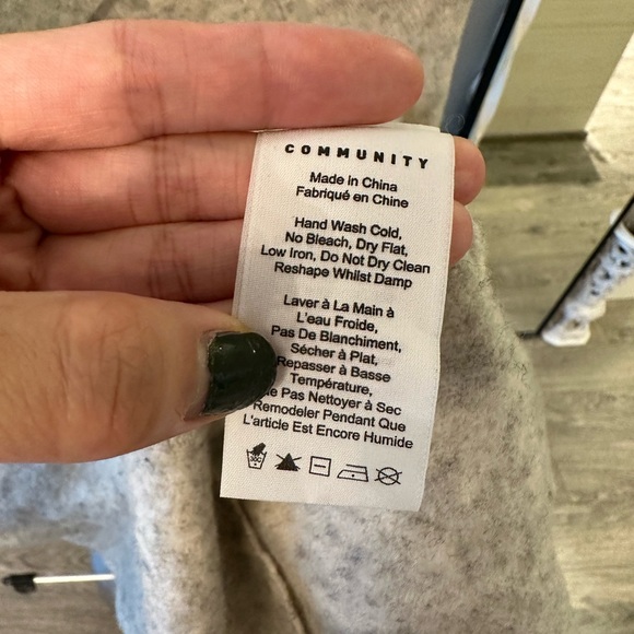 Perfect condition Aritzia Community light grey high neck lightweight sweater - Picture 6 of 7